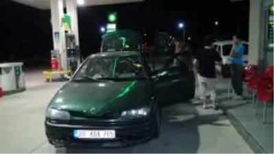 Eşini rahatsız eden adamı aracında kurşun yağmuruna tuttu Eşini rahatsız eden adamı aracında kurşun yağmuruna tuttu