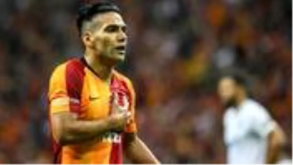 Falcao'dan gol sevincinde sosyal mesafeye eleştiri: Gol sevincinde neden sarılmak yasak?