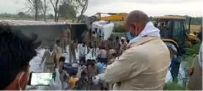 Hindistan'da göçmen işçileri taşıyan kamyon kaza yaptı: 23 ölü, 35 yaralı