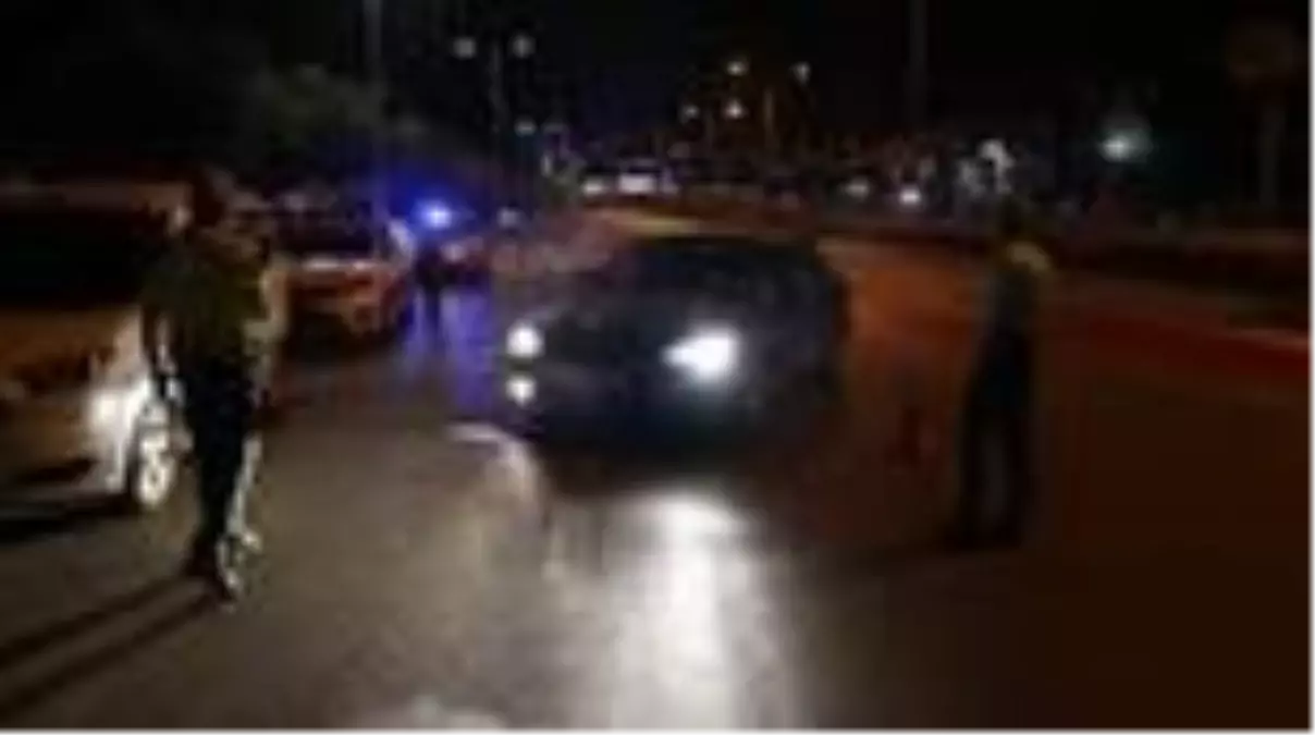 İzmir'de sokağa çıkma kısıtlamasının ilk saatlerinde uygulama yapıldı