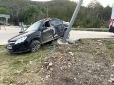 Kontrolden çıkan otomobil elektrik direğine çarptı