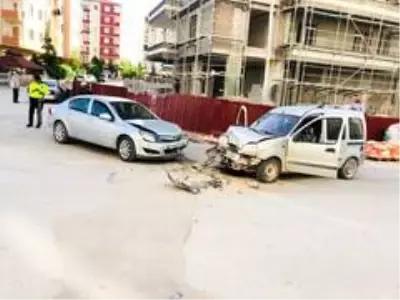 Konya'da iki otomobil çarpıştı: 3 yaralı