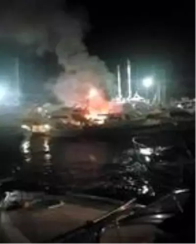 Marinada demirli teknede çıkan yangın korkuttu