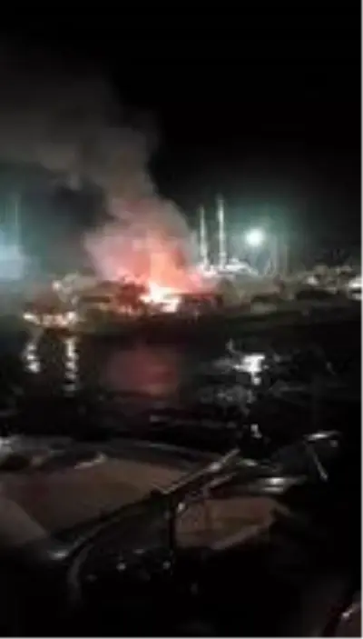 Marinadaki yatta çıkan yangın, lüks yatlara sıçramadan söndürüldü