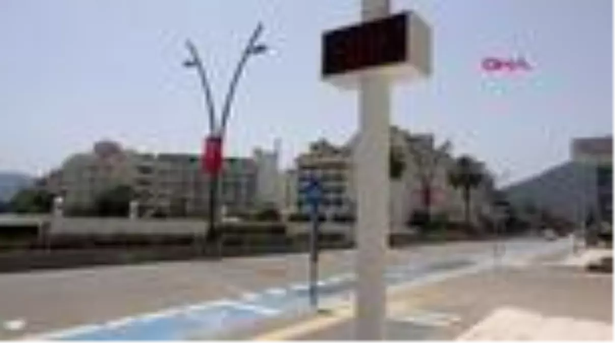 MUĞLA Yasağa rağmen Marmaris'te denize girdiler