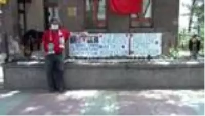 "Pala Dayı", gündemi yansıtan pankartlarıyla dikkati ...