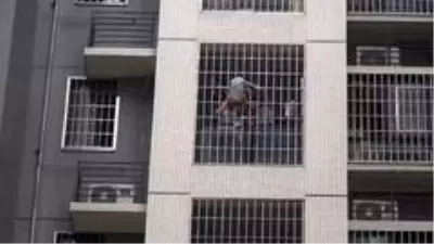 Pencere korkuluklarına sıkışan çocuğu kurtarma operasyonu Pencere korkuluklarına sıkışan çocuğu kurtarma operasyonu