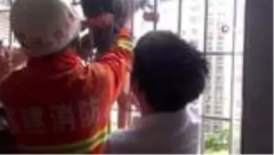 - Pencere korkuluklarına sıkışan çocuğu kurtarma operasyonu