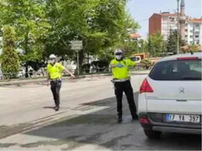 Polis ekipleri kontrollere ara vermiyor Polis ekipleri kontrollere ara vermiyor