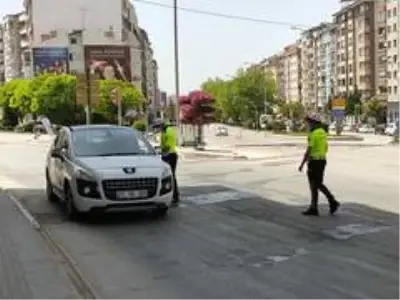 Polis ekipleri kontrollere ara vermiyor Polis ekipleri kontrollere ara vermiyor