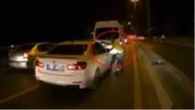 Polis memuru, kaçan şüphelileri silah çekerek durdurdu! O anlar kamerada