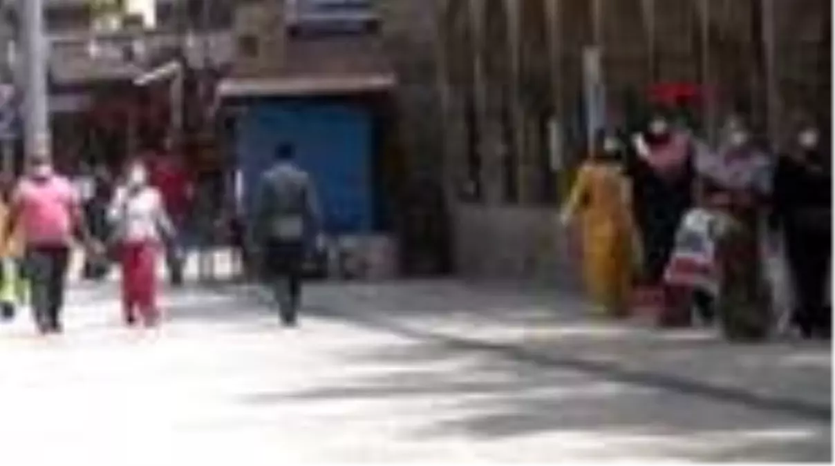 Şanlıurfa'da cadde ve sokaklarda yoğunluk