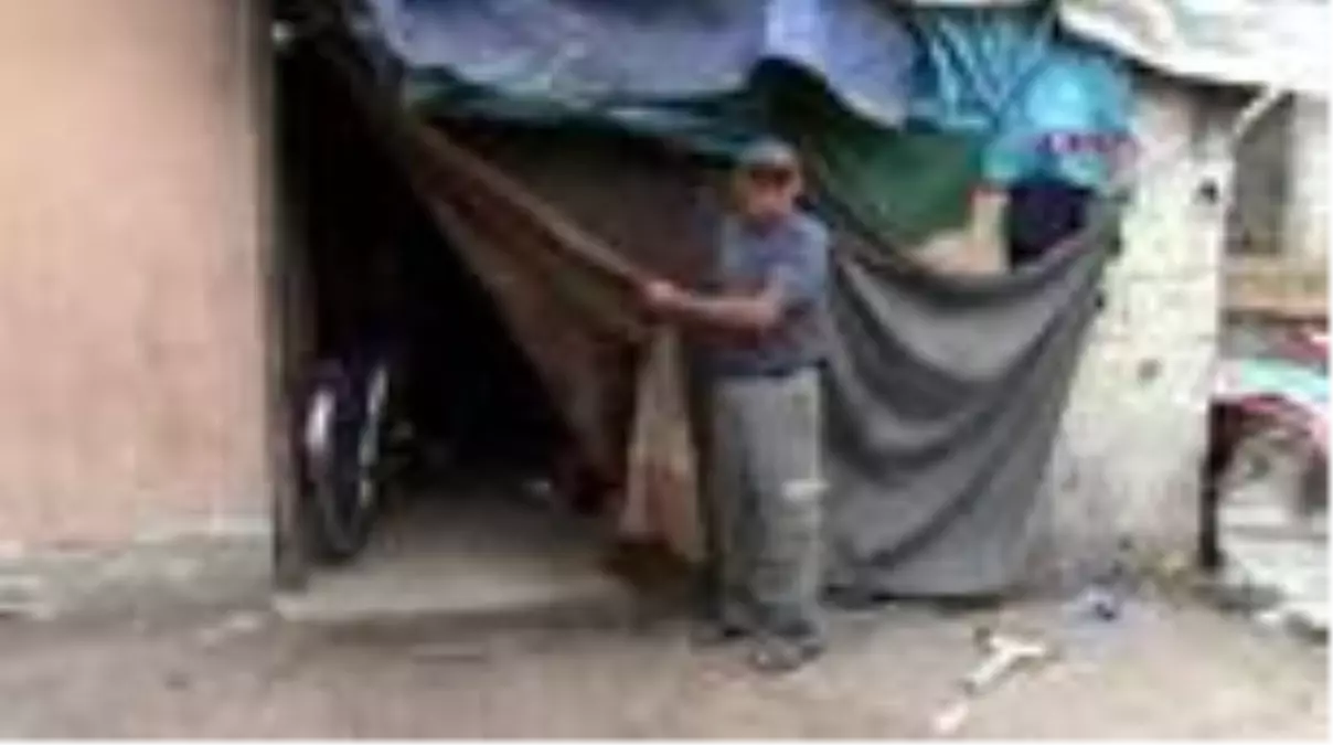 ADANA Barakada yaşamlarını sürdüren aile yardım bekliyor