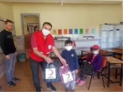Kızılay'dan çocuklara bayramlık