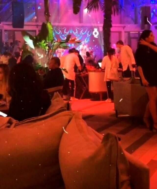 Korona tedbirleri kısmen kaldırıldı, gece kulüpleri doldu taştı! Sosyal mesafe hiçe sayıldı Korona tedbirleri kısmen kaldırıldı, gece kulüpleri doldu taştı! Sosyal mesafe hiçe sayıldı