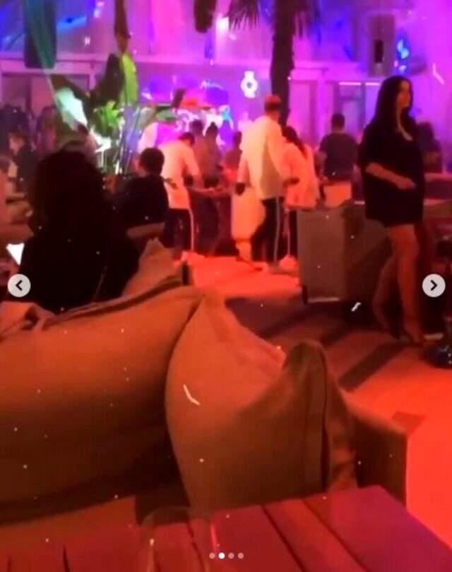 Korona tedbirleri kısmen kaldırıldı, gece kulüpleri doldu taştı! Sosyal mesafe hiçe sayıldı Korona tedbirleri kısmen kaldırıldı, gece kulüpleri doldu taştı! Sosyal mesafe hiçe sayıldı