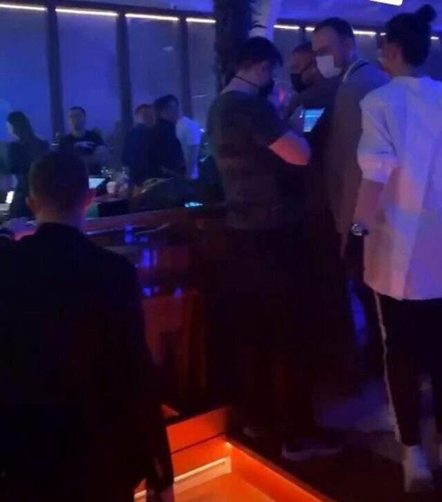 Korona tedbirleri kısmen kaldırıldı, gece kulüpleri doldu taştı! Sosyal mesafe hiçe sayıldı Korona tedbirleri kısmen kaldırıldı, gece kulüpleri doldu taştı! Sosyal mesafe hiçe sayıldı
