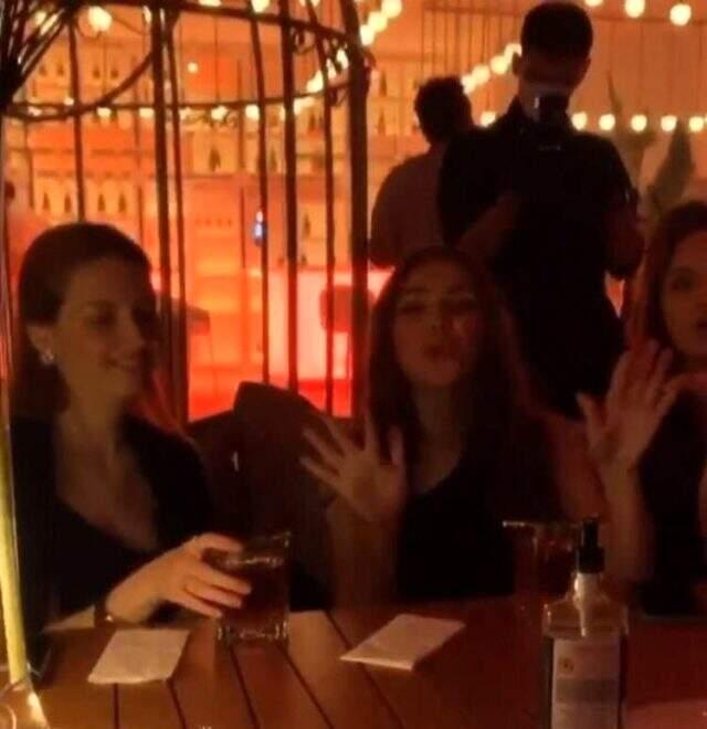 Korona tedbirleri kısmen kaldırıldı, gece kulüpleri doldu taştı! Sosyal mesafe hiçe sayıldı Korona tedbirleri kısmen kaldırıldı, gece kulüpleri doldu taştı! Sosyal mesafe hiçe sayıldı