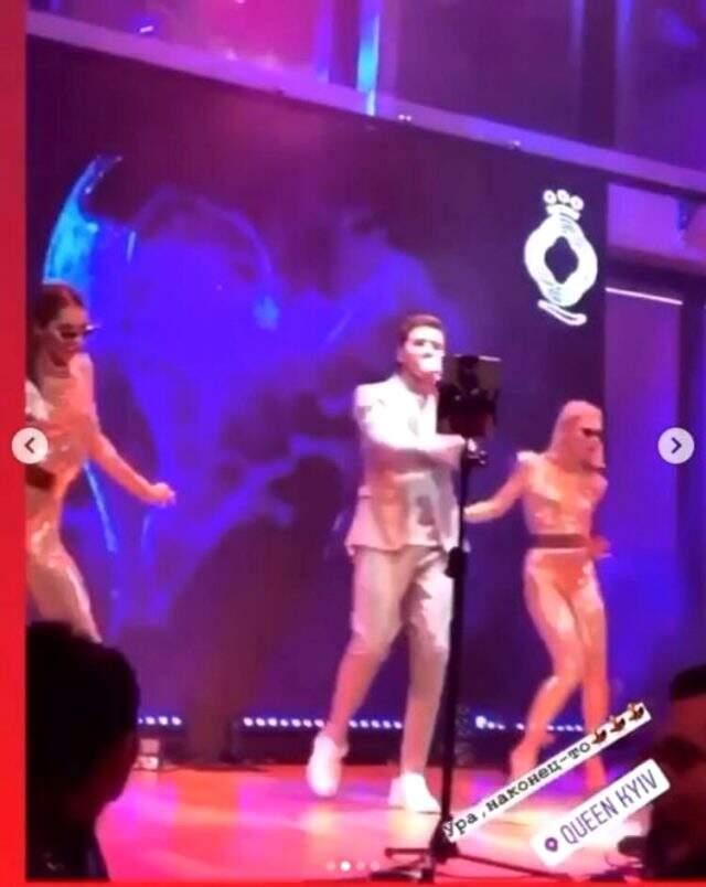Korona tedbirleri kısmen kaldırıldı, gece kulüpleri doldu taştı! Sosyal mesafe hiçe sayıldı Korona tedbirleri kısmen kaldırıldı, gece kulüpleri doldu taştı! Sosyal mesafe hiçe sayıldı