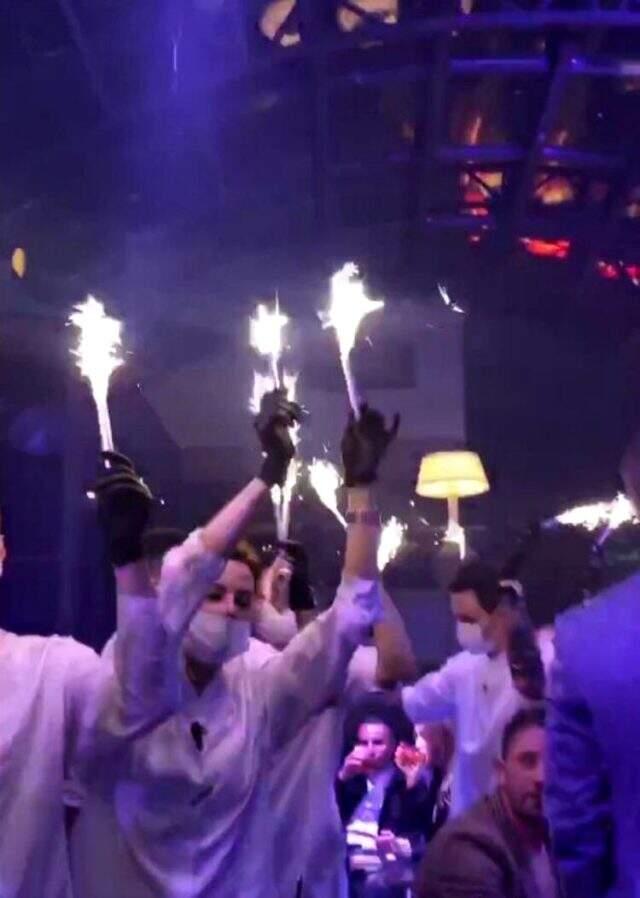 Korona tedbirleri kısmen kaldırıldı, gece kulüpleri doldu taştı! Sosyal mesafe hiçe sayıldı Korona tedbirleri kısmen kaldırıldı, gece kulüpleri doldu taştı! Sosyal mesafe hiçe sayıldı