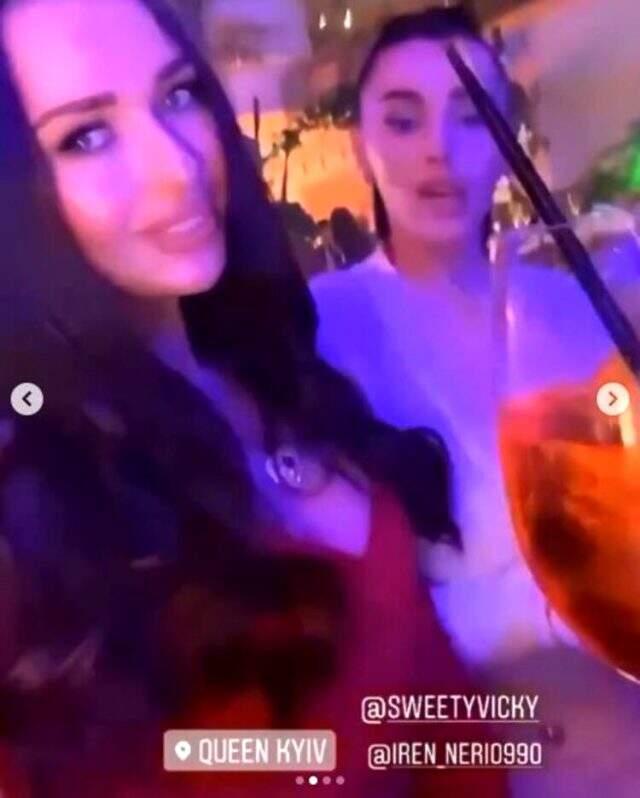 Korona tedbirleri kısmen kaldırıldı, gece kulüpleri doldu taştı! Sosyal mesafe hiçe sayıldı Korona tedbirleri kısmen kaldırıldı, gece kulüpleri doldu taştı! Sosyal mesafe hiçe sayıldı