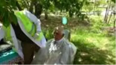 Sokağa çıkmaları kısıtlı yaşlılar, evlerinin önünde ücretsiz tıraş ediliyor Sokağa çıkmaları kısıtlı yaşlılar, evlerinin önünde ücretsiz tıraş ediliyor