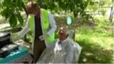 Sokağa çıkmaları kısıtlı yaşlılar, evlerinin önünde ücretsiz tıraş ediliyor Sokağa çıkmaları kısıtlı yaşlılar, evlerinin önünde ücretsiz tıraş ediliyor