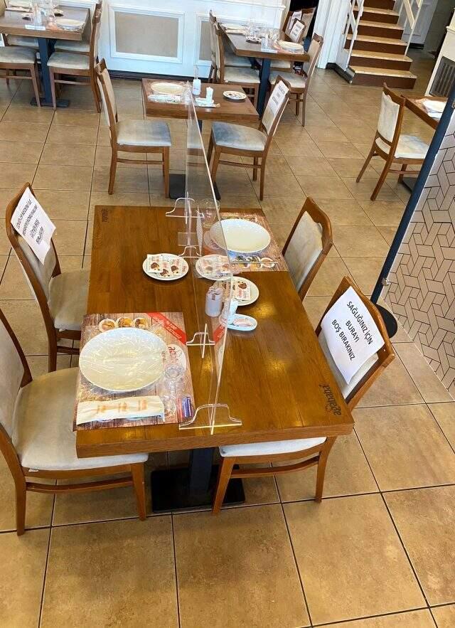 Türkiye'deki bir restoranda normalleşme süreci için alınan önlemler ilk kez görüldü Türkiye'deki bir restoranda normalleşme süreci için alınan önlemler ilk kez görüldü