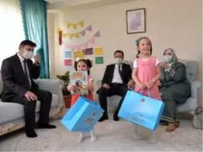 Vali Şentürk, koruyucu aileyi ziyaret etti Vali Şentürk, koruyucu aileyi ziyaret etti