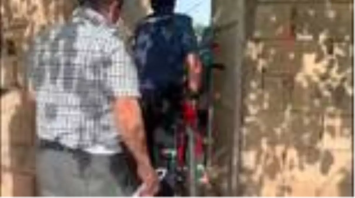 9 yaşındaki çocuk istedi, polis kapısına götürdü