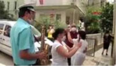 AYDIN-Evlilik yıldönümünde bando ile sürpriz yaptı AYDIN-Evlilik yıldönümünde bando ile sürpriz yaptı