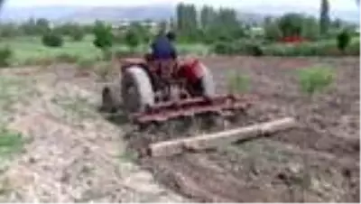 BALIKESİR'de kısıtlamadan muaf çiftçiler üretime devam ediyor BALIKESİR'de kısıtlamadan muaf çiftçiler üretime devam ediyor