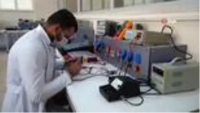 Batman’da öğretmenler, sosyal mesafe koruma cihazı yaptı