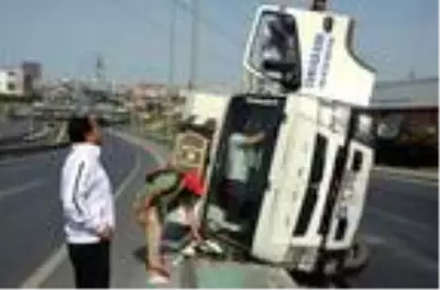 Beylikdüzü D-100 Karayolu'nda kamyonet kaza yaptı