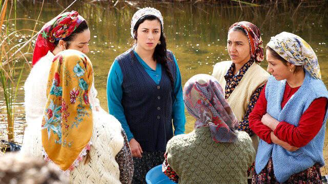 Eski Köye Yeni Adet filmi konusu nedir? Eski Köye Yeni Adet nerede çekildi, oyuncuları kim? Eski Köye Yeni Adet filmi konusu nedir? Eski Köye Yeni Adet nerede çekildi, oyuncuları kim?