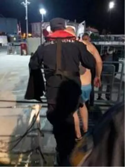 Gemideki aşçı kendine bıçakla zarar verdi Gemideki aşçı kendine bıçakla zarar verdi