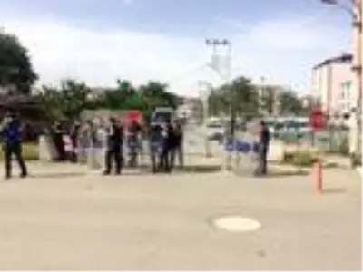 Görevden uzaklaştırılan HDP'li Yaşar Akkuş, 'terör örgütüne üye olmak' suçundan tutuklandı Görevden uzaklaştırılan HDP'li Yaşar Akkuş, 'terör örgütüne üye olmak' suçundan tutuklandı