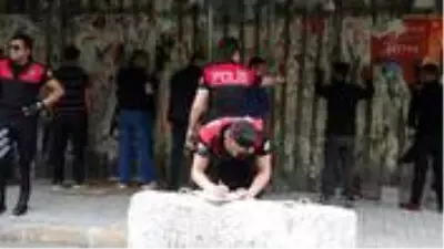 Polis ekipleri, sokağa çıkma yasağını delip üstüne bir de kalabalık halinde maskesiz gezen gruba ceza kesti Polis ekipleri, sokağa çıkma yasağını delip üstüne bir de kalabalık halinde maskesiz gezen gruba ceza kesti