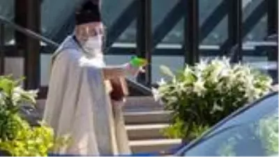 ABD'de sosyal mesafeyi gözeten rahip, ziyaretçilere oyuncak tabanca ile uzaktan kutsal su sıktı ABD'de sosyal mesafeyi gözeten rahip, ziyaretçilere oyuncak tabanca ile uzaktan kutsal su sıktı