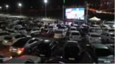Nevşehir'de yüzlerce araç 'Arabalı Sinema' etkinliğine katıldı Nevşehir'de yüzlerce araç 'Arabalı Sinema' etkinliğine katıldı