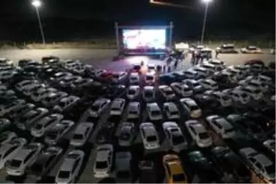 Nevşehir'de yüzlerce araç 'Arabalı Sinema' etkinliğine katıldı Nevşehir'de yüzlerce araç 'Arabalı Sinema' etkinliğine katıldı