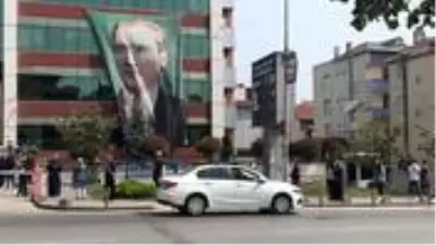 Sokağa çıkma yasağı sürerken devlet kurumunun önünde dikkat çeken kuyruk Sokağa çıkma yasağı sürerken devlet kurumunun önünde dikkat çeken kuyruk