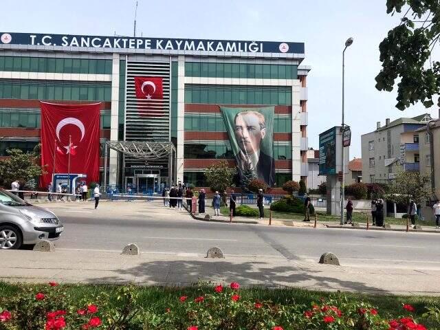 Sokağa çıkma yasağı sürerken devlet kurumunun önünde dikkat çeken kuyruk Sokağa çıkma yasağı sürerken devlet kurumunun önünde dikkat çeken kuyruk