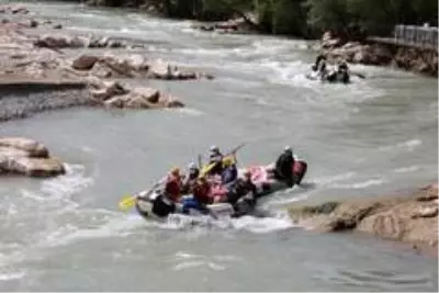 Tunceli'de rafting sezonunu, Vali Sonel açtı