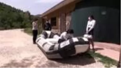 Vali Sonel, milli sporcularla rafting yaparak Munzur’da sezonu açtı