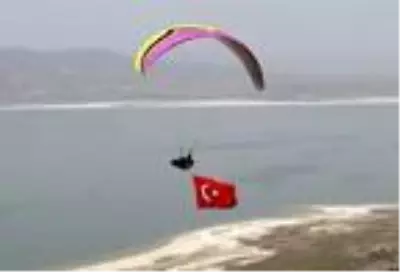 Yamaç paraşütçüleri 19 Mayıs'ı bayraklı atlayış yaparak kutladı