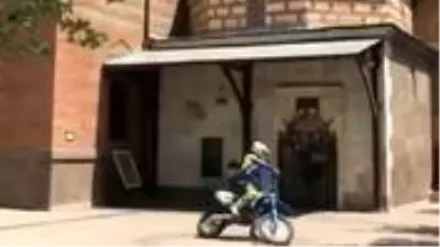 Yasakları hiçe sayan motosikletli genç, Hacı Bayram Veli Türbesi önünde drift yaptı Yasakları hiçe sayan motosikletli genç, Hacı Bayram Veli Türbesi önünde drift yaptı