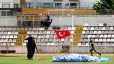 19 Mayıs için havalandı, ağaç dallarına takıldı