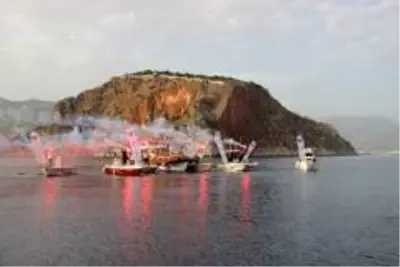 Alanya'da tekneler denize 19 Mayıs için açıldı