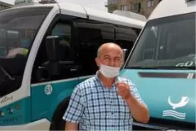 Aliağa'da sokak kısıtlamasında minibüsler dezenfekte edildi Aliağa'da sokak kısıtlamasında minibüsler dezenfekte edildi